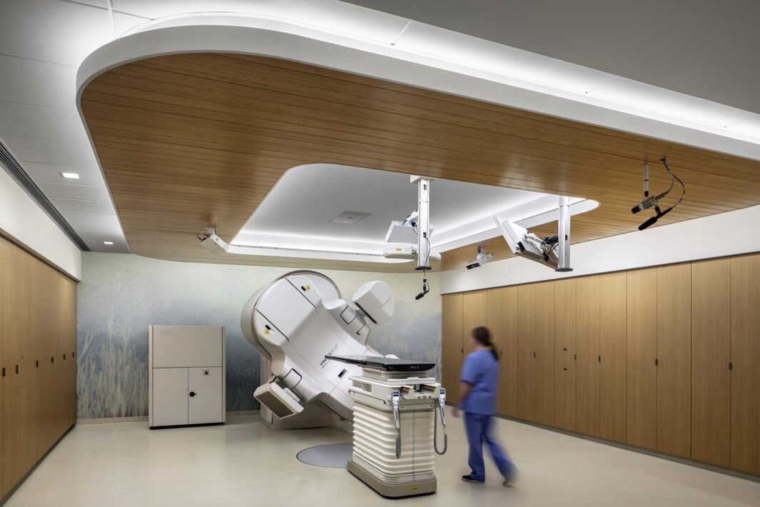 MSK-Koch-Center-for-Cancer-Care_49140.00.0_Int-Procedure-Room-LINAC-w-People_mr-1065x710.jpg