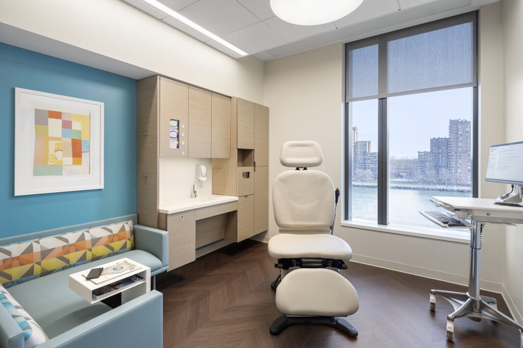MSK-Koch-Center-for-Cancer-Care_49140.00.0_Int-Exam-Room-Radiation-Oncology_mr-1065x710.jpg