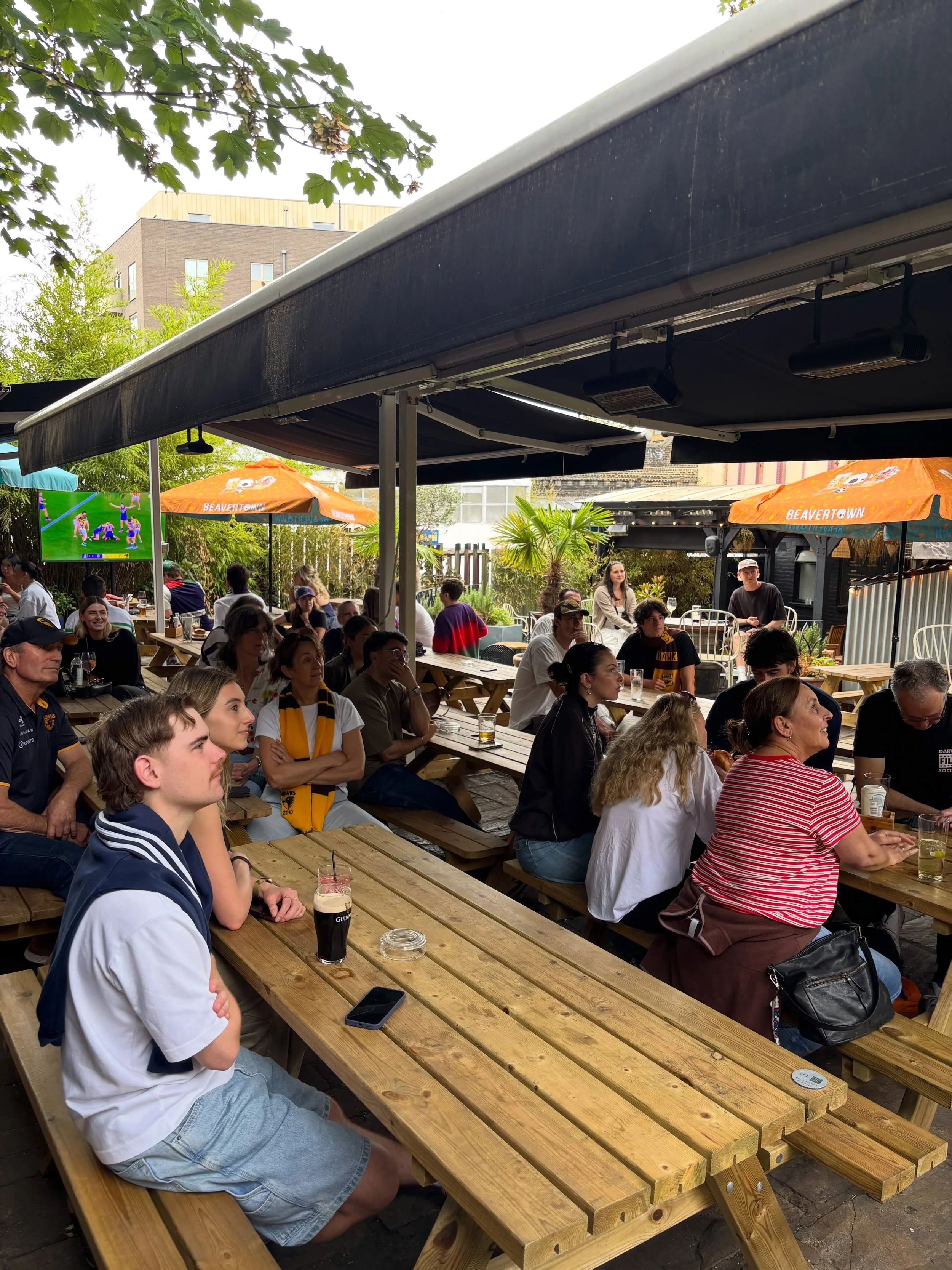 Great crowd in for the Hawks v Dockers at the @falconclapham 🙌🏽
