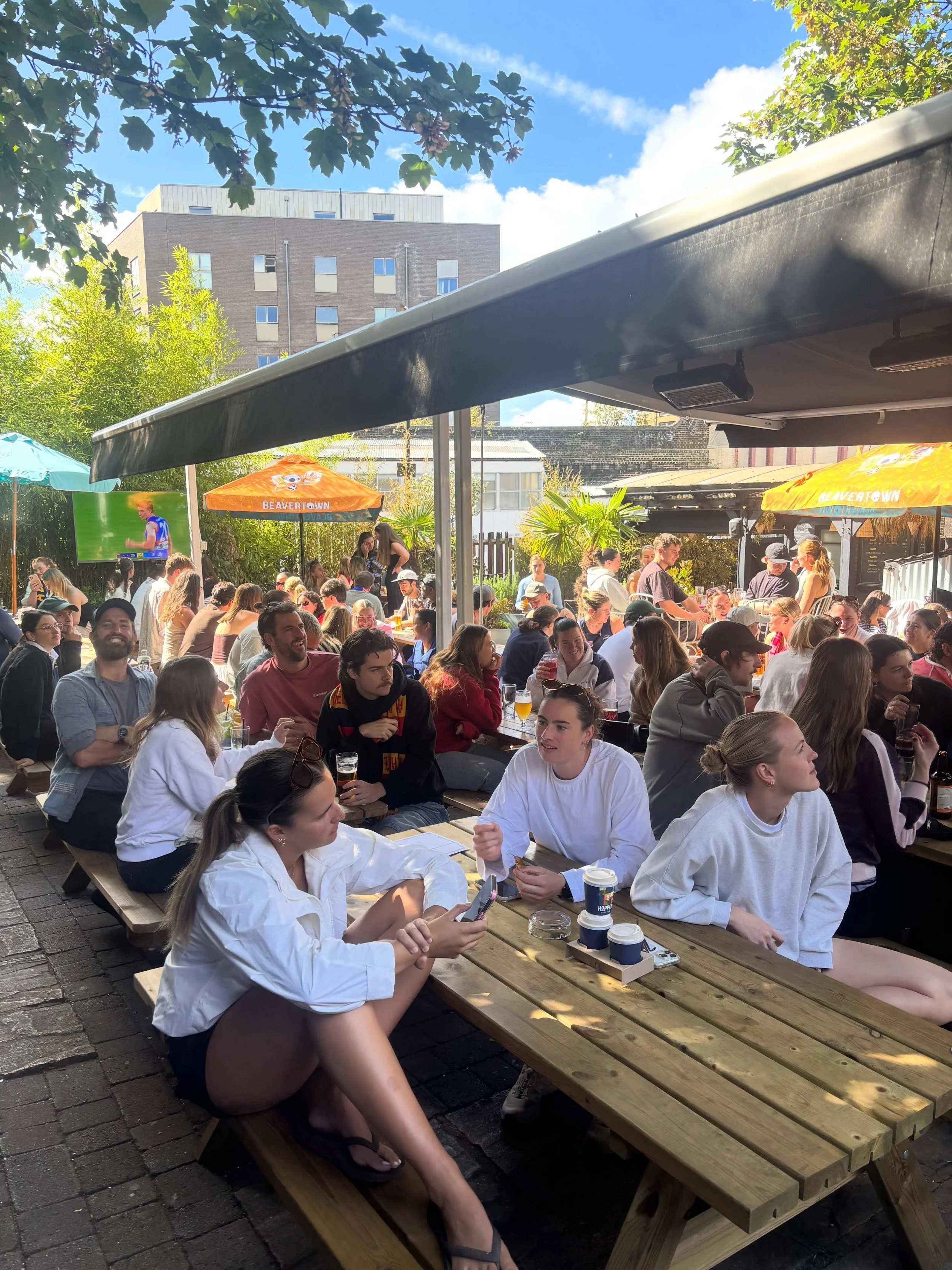 Very nice crowd in the Dogs v Crows at the @falconclapham 

Grab your grand final tickets for Vauxhall! 🎫 in our bio