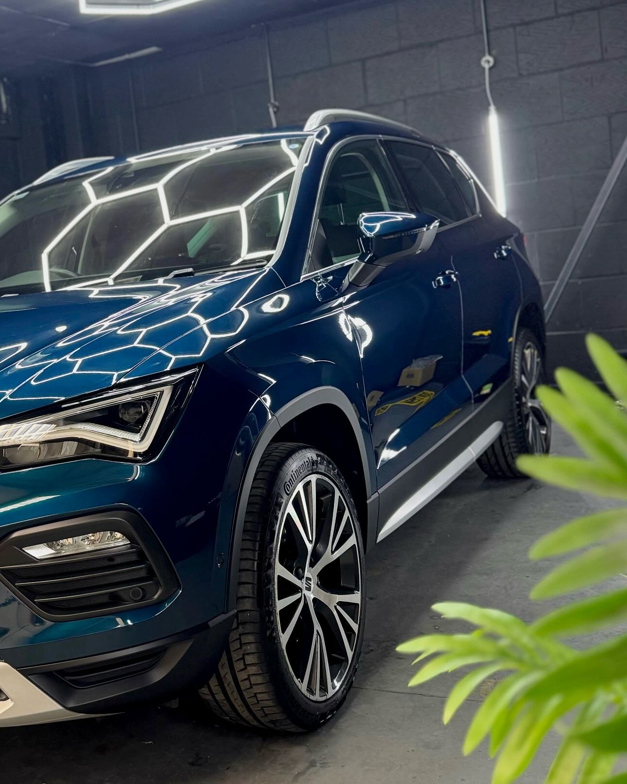 Full enhancement detail on this SEAT Ateca 💎

Heavy swirl marking across the paintwork and piano black trims left the finish looking dull and flat.
Safely refined with a single stage machine polish, restoring clarity, depth, and a deep gloss 🪩

Pro