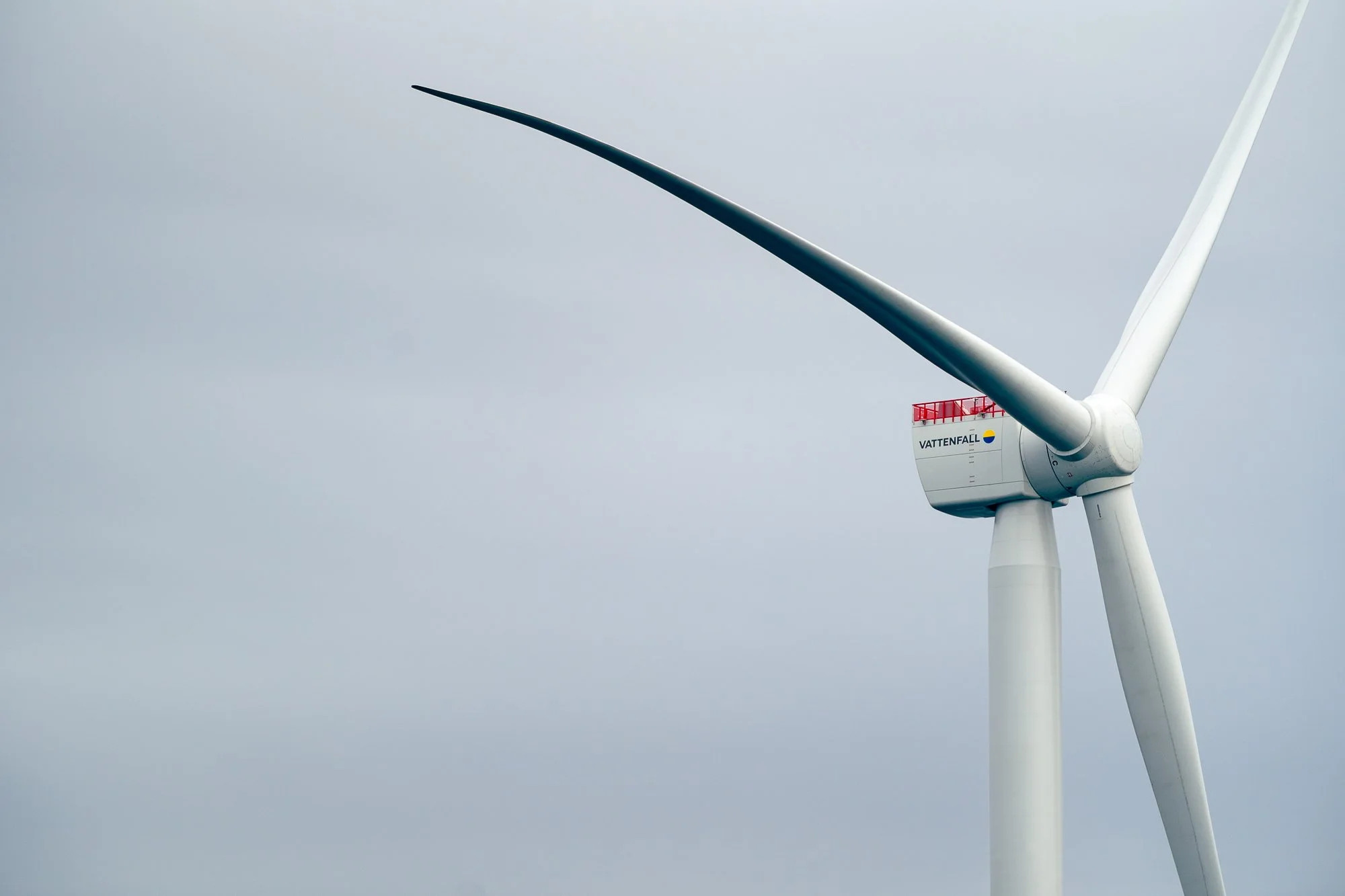 Windturbine met de naam VATTENFALL op een bewolkte dag.