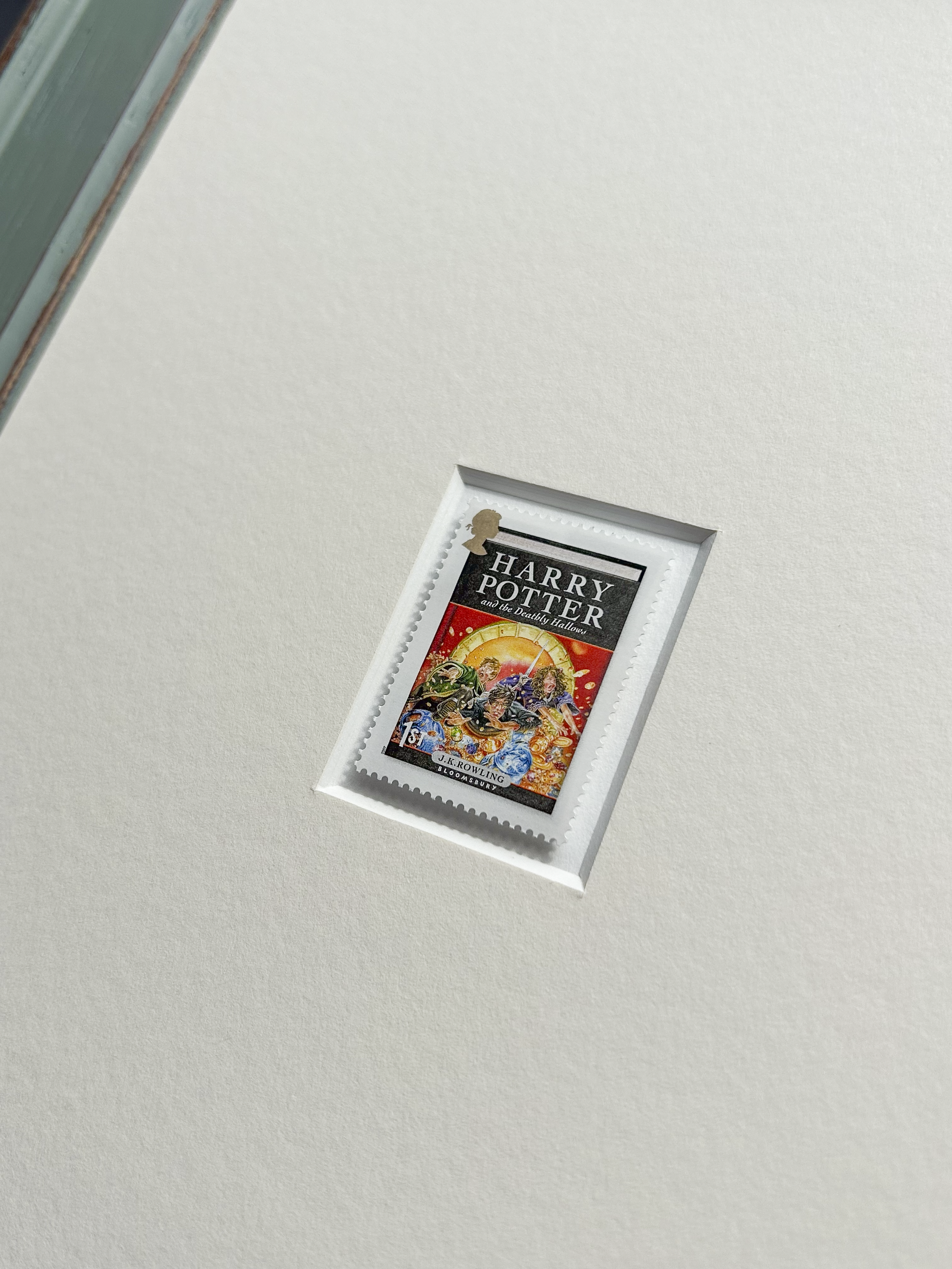 harry-potter-deathly-hallows-close-up.png