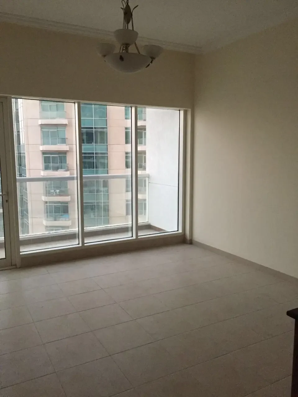 dubai-short-term-rental-studio-apartment-before-renovation