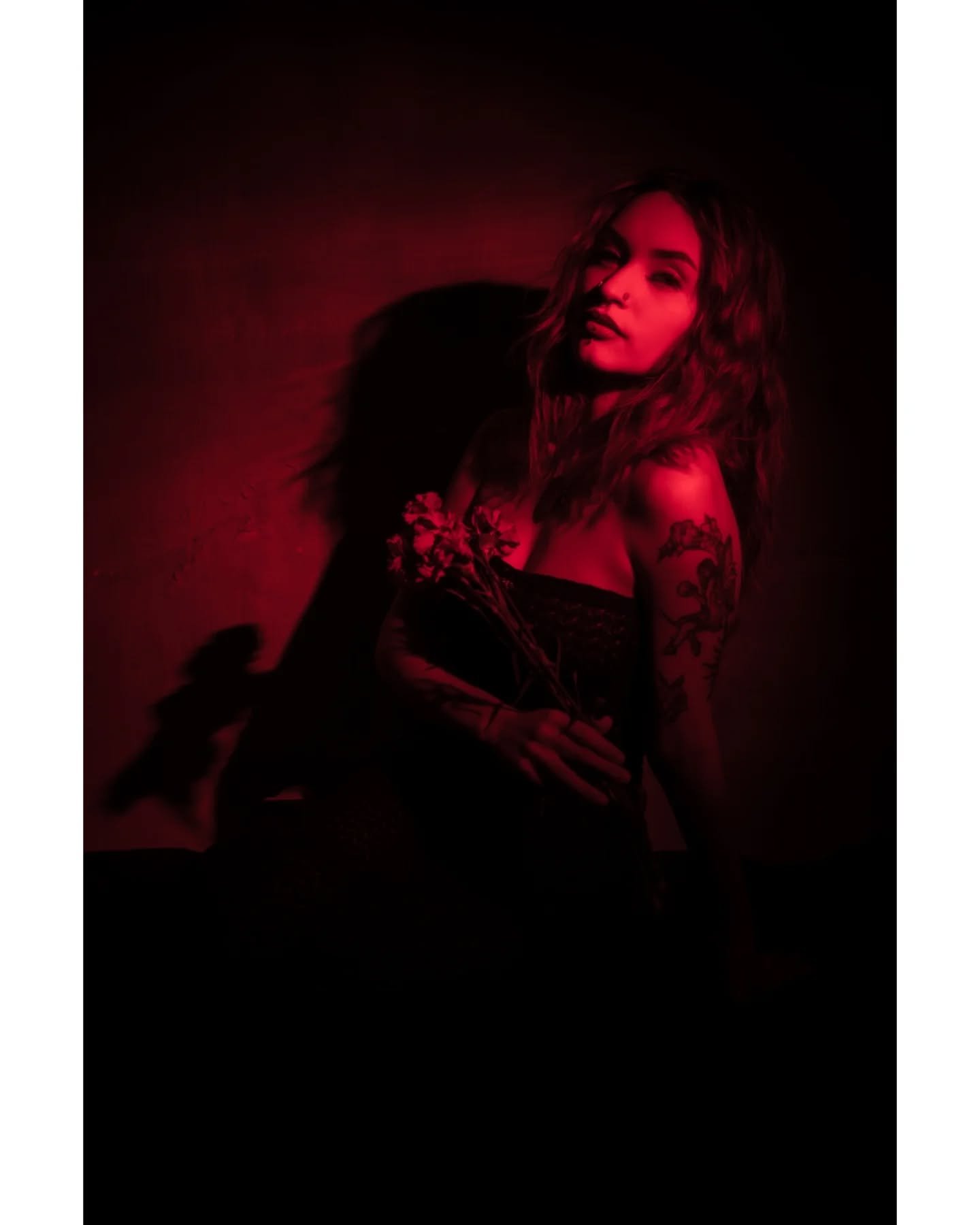 When red is the vibe... with the one and only @delilahmarez 
.
.
.
.
#modelphotography #beautiful #artistic #photography #akronphotographer