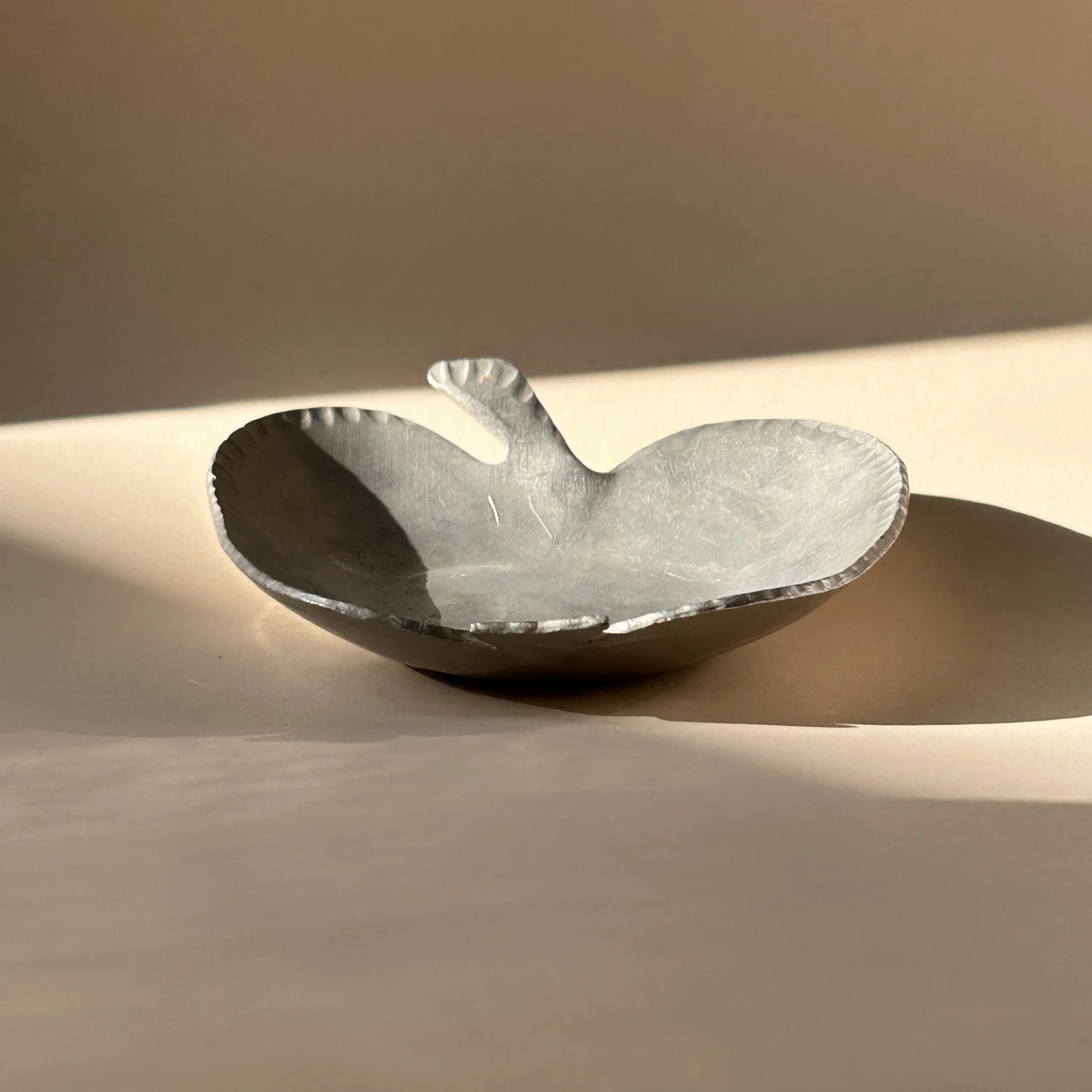 Vintage Everlast hand-forged aluminum trinket dish shaped like an apple with scalloped hand-worked edges and silver patina.