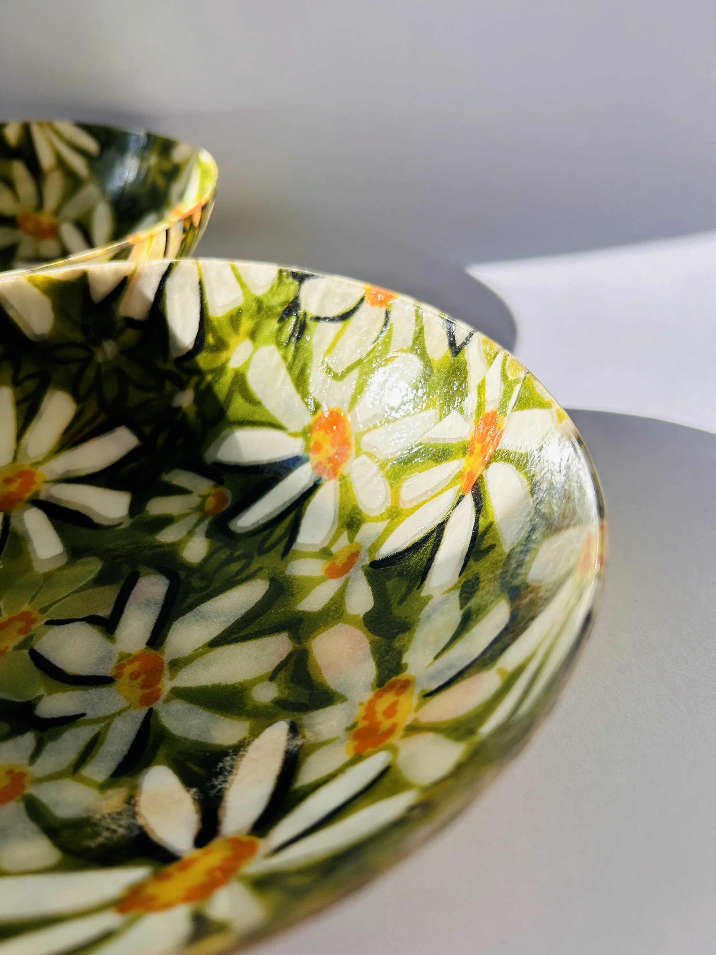 1960s daisy pattern fiberglass bowls in green and yellow, vintage mod floral snack bowls set