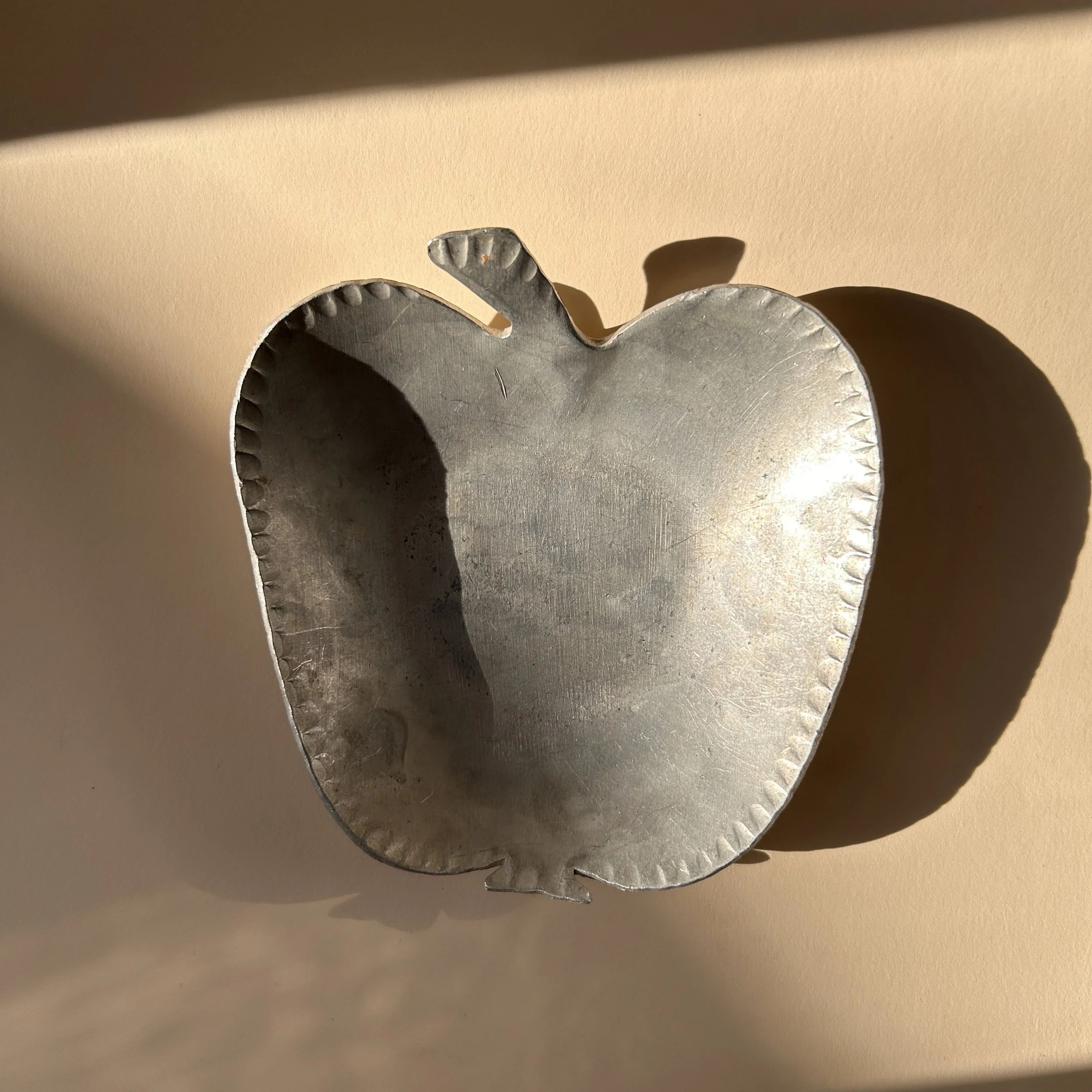 Vintage Everlast hand-forged aluminum trinket dish shaped like an apple with scalloped hand-worked edges and silver patina.