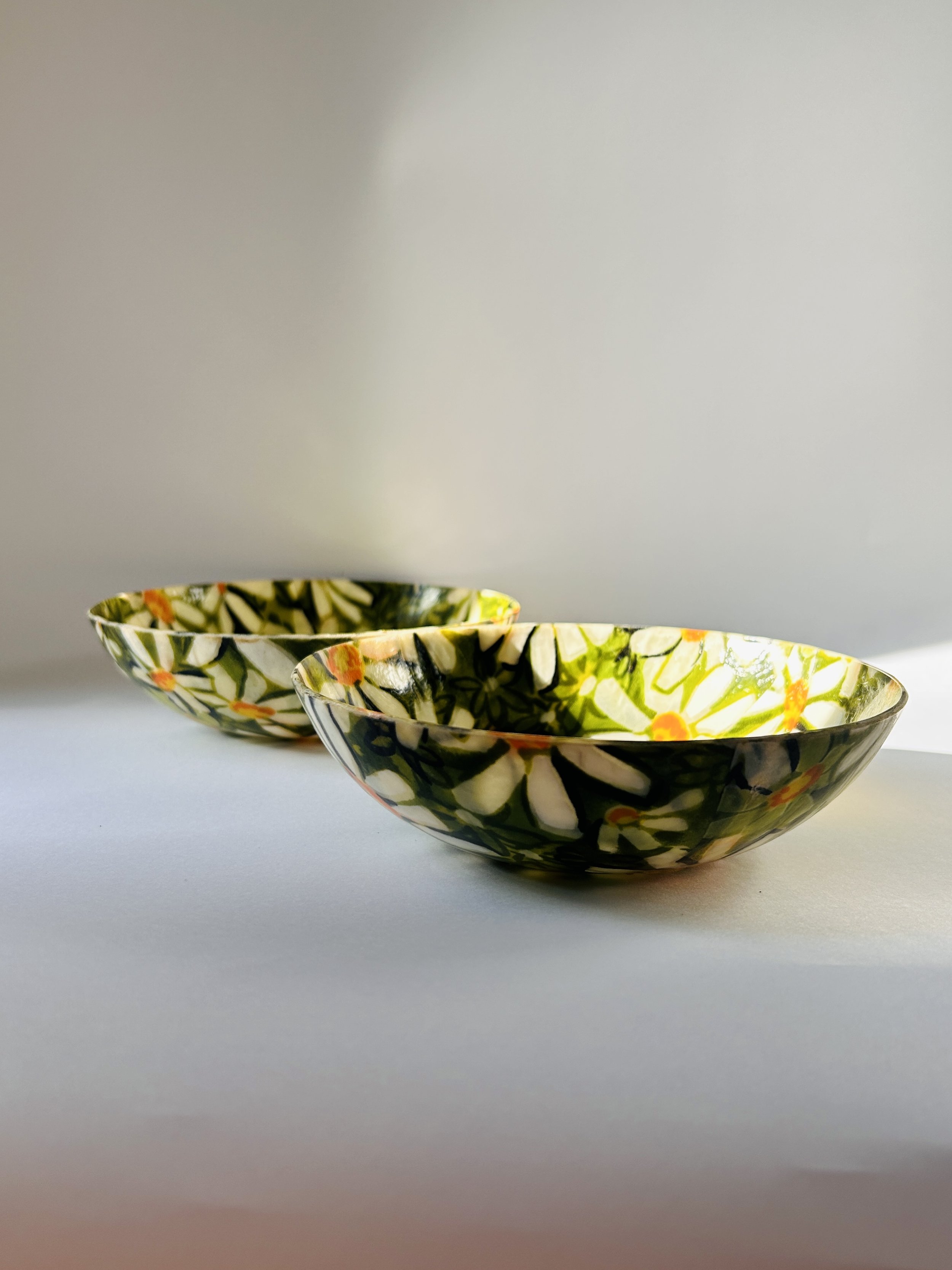 1960s daisy pattern fiberglass bowls in green and yellow, vintage mod floral snack bowls set