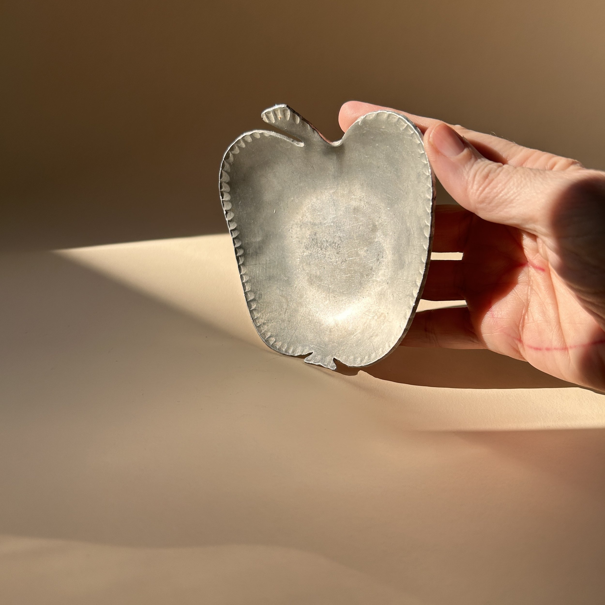 Vintage Everlast hand-forged aluminum trinket dish shaped like an apple with scalloped hand-worked edges and silver patina.