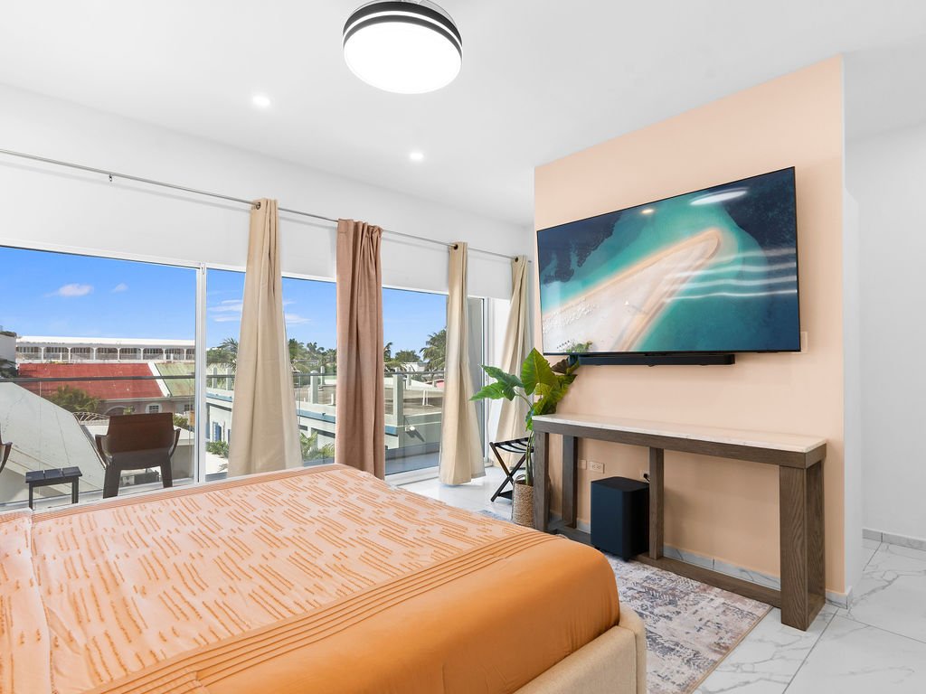 The Luxe, Unit 5
