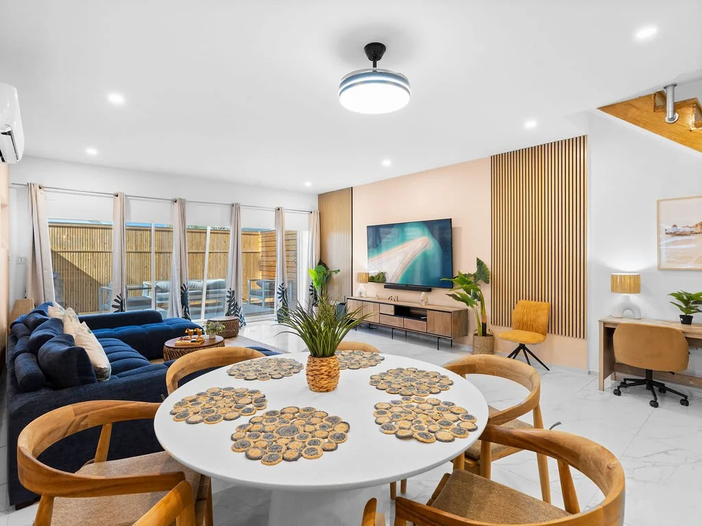 The Luxe, Unit 5