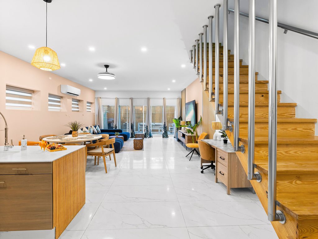 The Luxe, Unit 5