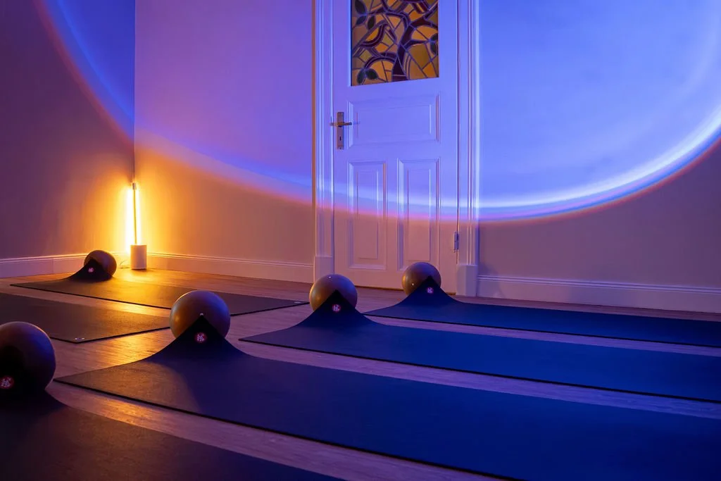 SOULCLUB Studio Hamburg – Kursraum mit Lichtstimmung für Pilates, Yoga und Workshops