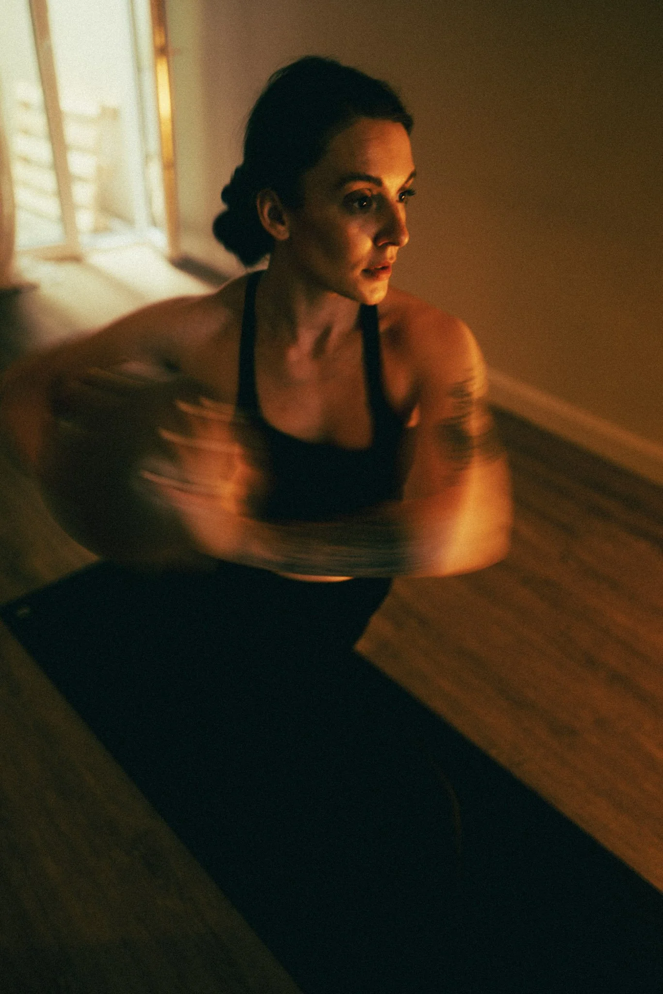 SOULCLUB Hamburg Gründerin bei einer dynamischen Pilates Übung im Studio Hamburg.