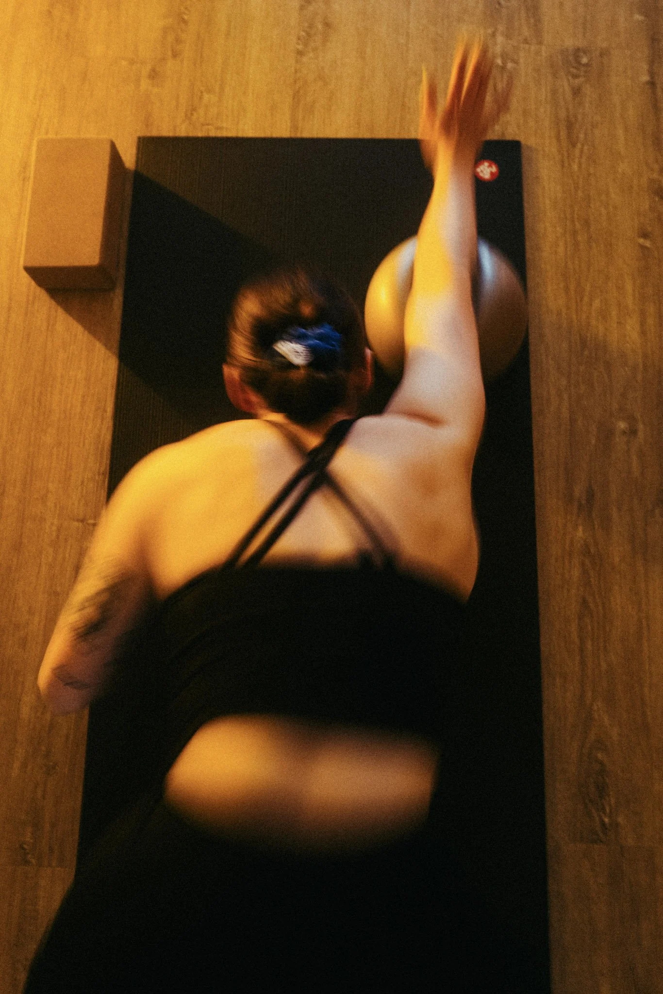 Yoga und Pilates Training auf der Matte im SOULCLUB Studio Hamburg.