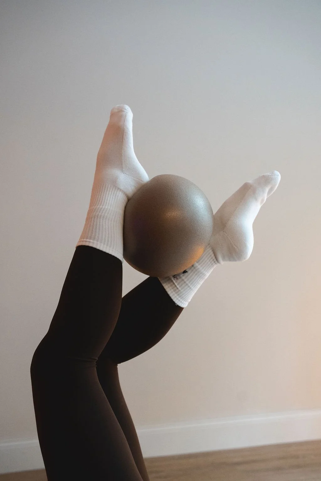 Pilates Übung mit Softball im SOULCLUB Hamburg
