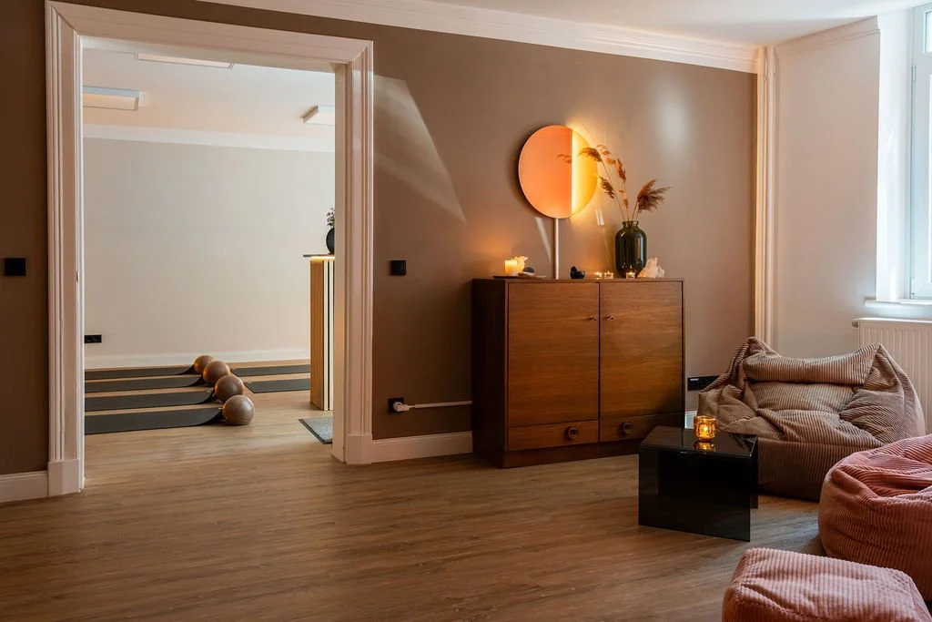 SOULCLUB Hamburg – Gemütlicher Lounge-Bereich und Ästhetik im Pilates- und Yogastudio