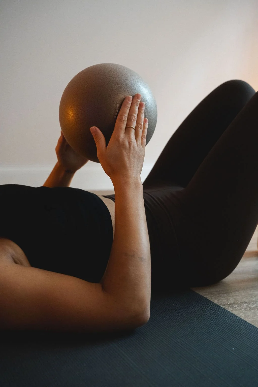 Pilates Übung mit dem Pilatesball auf der Matte im SOULCLUB Studio Hamburg.