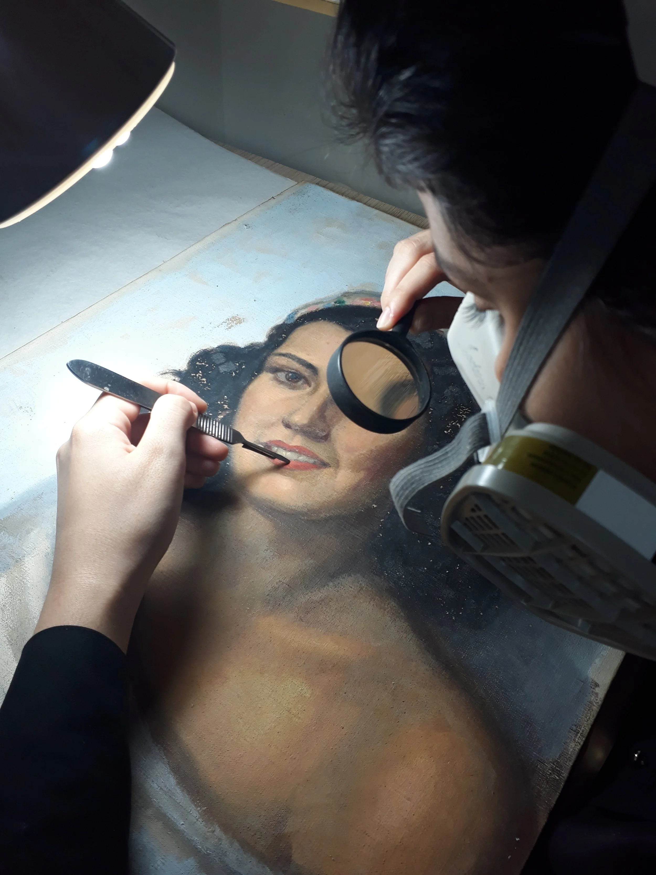 Mechanical cleaning during the painting restoration course at Monicas Dias Atelier, 2019.