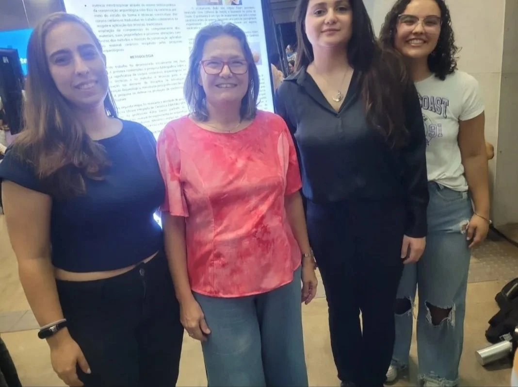 Presentation of our group research on ceramics in Brazilian indigenous archaeology, supervised by Prof. Dr Neuvânia Curty Ghetti. Undergraduate Research Conference, UFRJ, Rio de Janeiro, 2023.