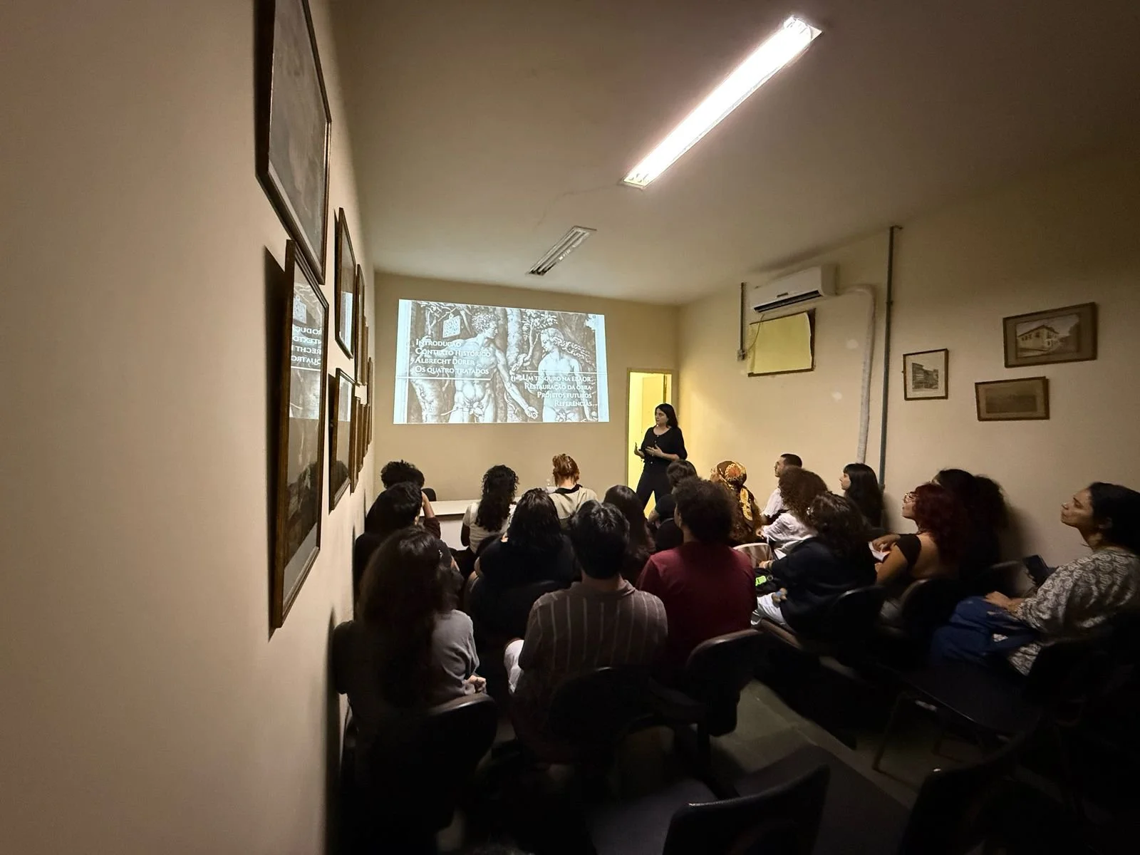 Presentation on research about the "Treatise on Human Proportions" from the Rare Books Library of the School of Fine Arts at UFRJ for students of Prof. Dr Rafael Bteshe. Academic event offered by the Library of the School of Languages/Humanities, UFR