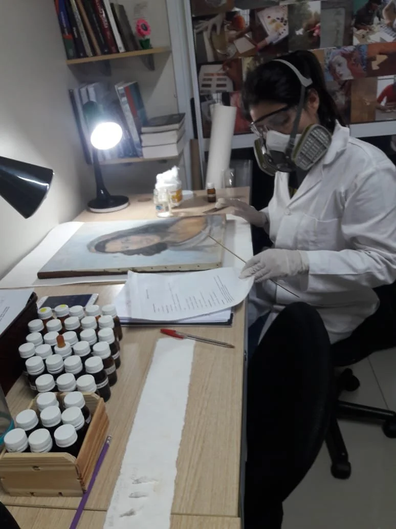 Chemical cleaning procedure in the painting restoration course at Monica Dias Atelier. Rio de Janeiro, 2019.