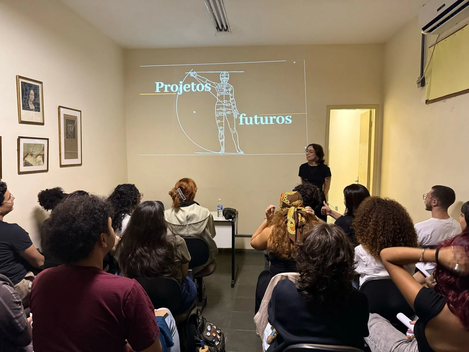 Presentation on research about the "Treatise on Human Proportions" from the Rare Books Library of the School of Fine Arts at UFRJ for students of Prof. Dr Rafael Bteshe. Academic event offered by the Library of the School of Languages/Humanities, UFR