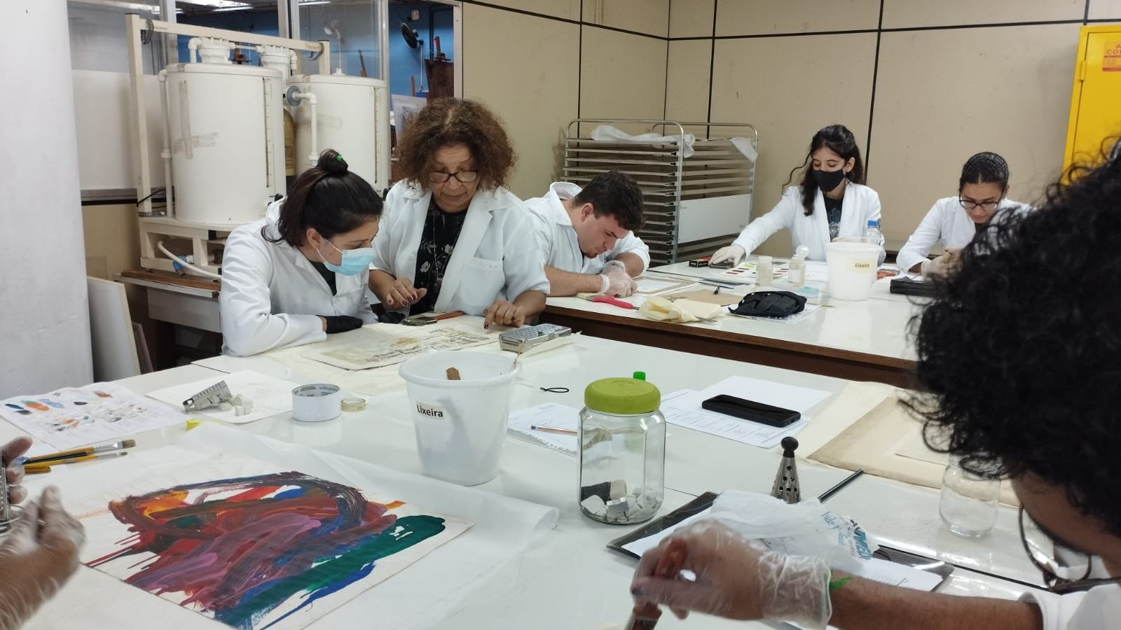 Superficial cleaning procedure for a work of art on paper, during Paper Conservation classes taught by Professor Dr Maria Luísa Soares, a leading expert in paper restoration. Conservation and Restoration Course, UFRJ. Rio de Janeiro, 2023.