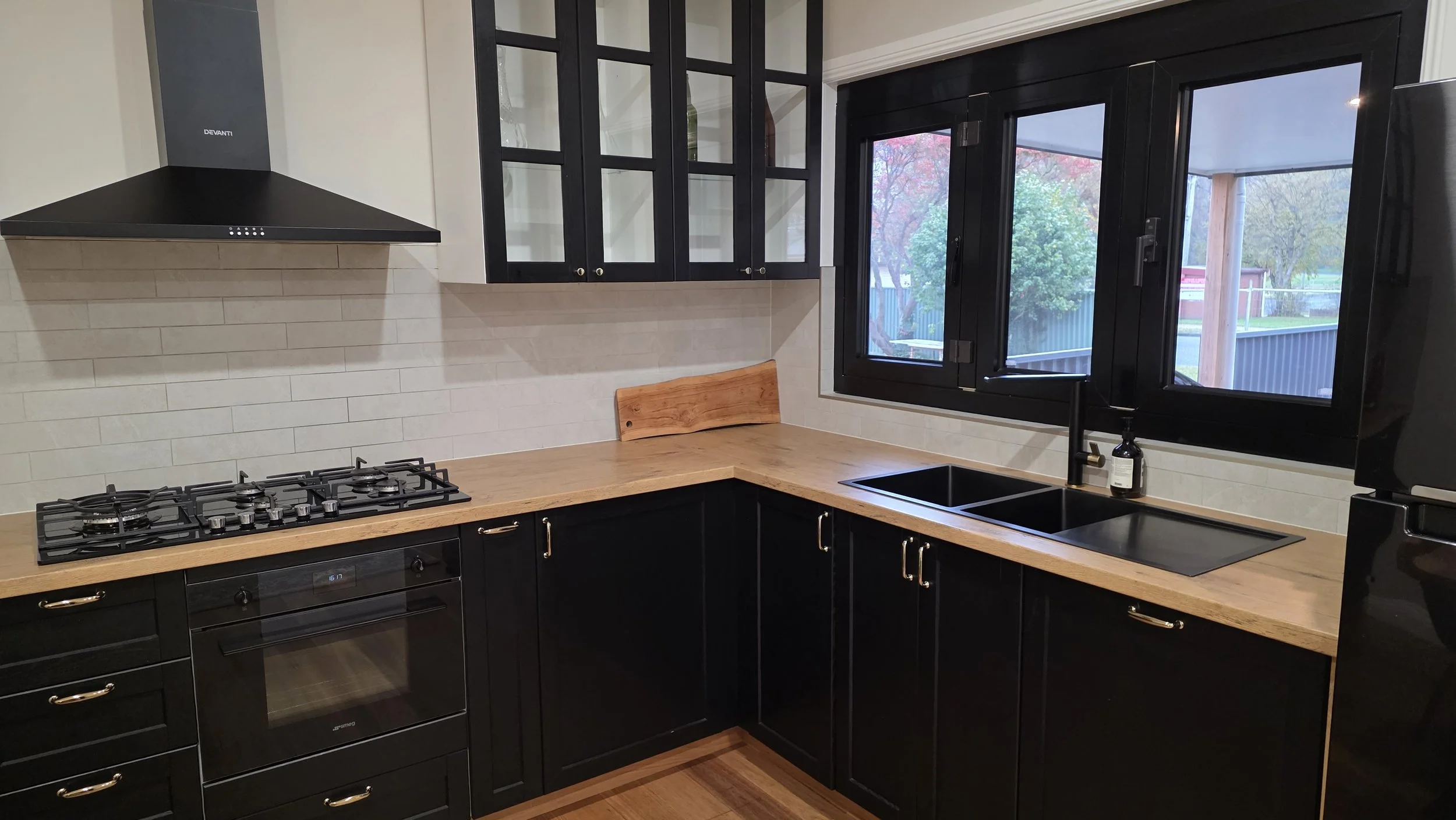 Enjoy a spacious kitchen fully equipped with all the utensils you need for your stay, including basic cooking essentials such as salt, pepper, and olive oil. Tea and coffee are also provided, along with a coffee machine and milk frother for your conv