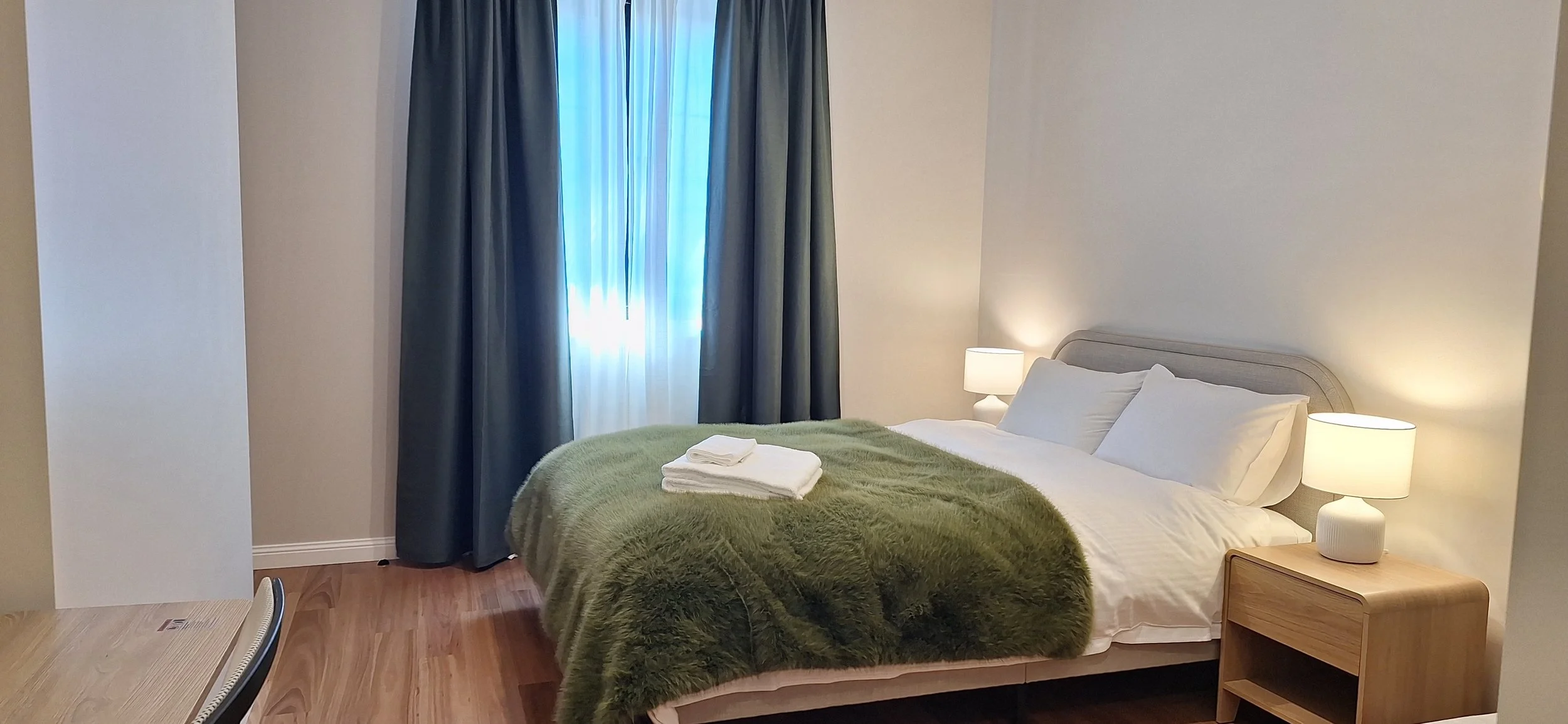 Master bedroom - queen bed