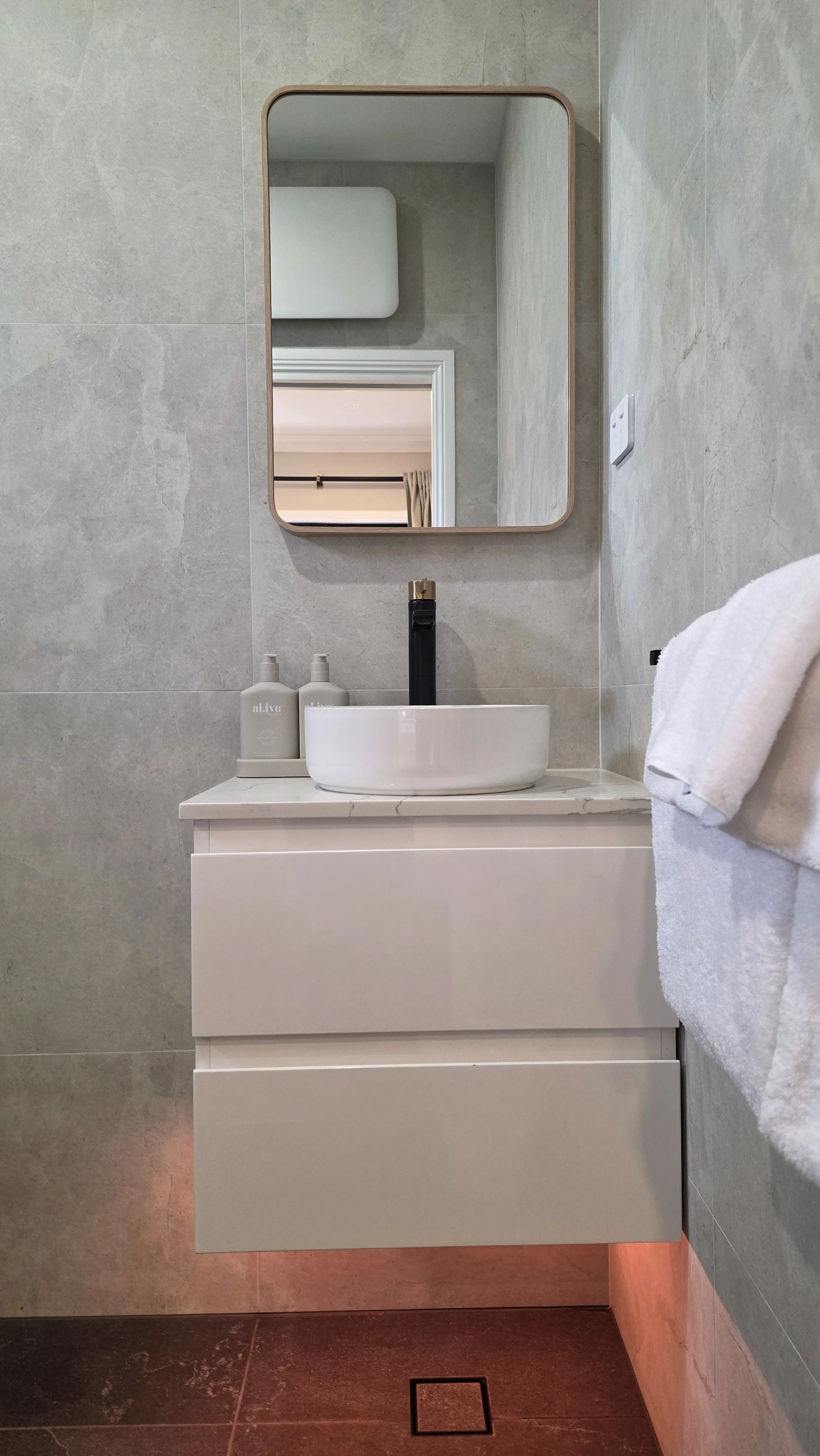 Ensuite - sink area