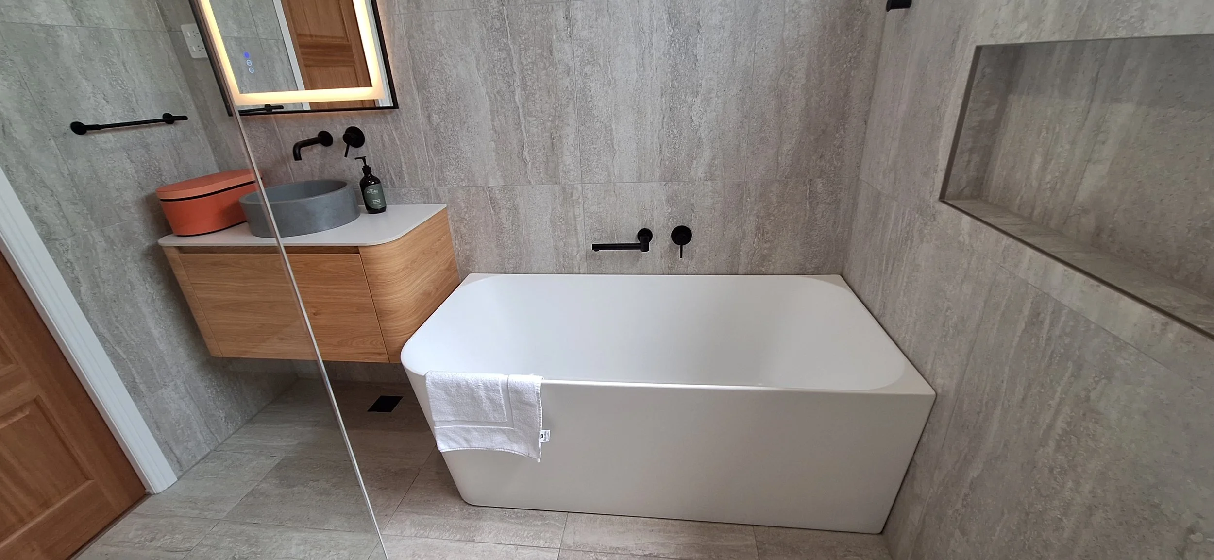 Bathroom - bathtub 