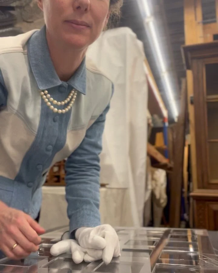 Een goddelijke opbouwdag met mezelf en 192 glasdia&rsquo;s. En toen kwam die gezellige @jorsign ook nog langs. Alles uiteraard ter meerdere eer en glorie van de nieuwe tentoonstelling van #batiasuter