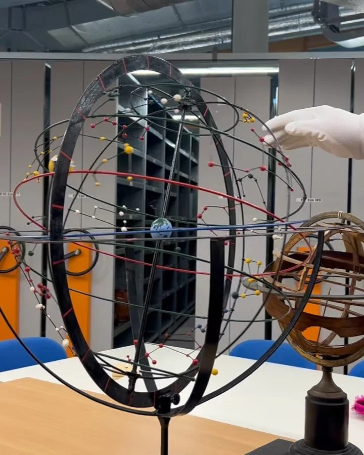 Het oudste boek uit de collectie van de @tudelftlibrary is een astronomisch boek uit 1485, waarin de aarde niet meer plat is, maar nog wel in het midden van het universum staat 🌍 kortom, een heerlijke vrijbrief om onder het mom van een nieuwe tentoo