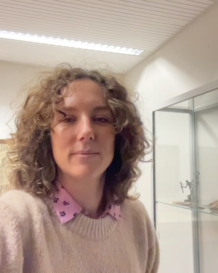 Leukste werk van de wereld, helemaal als een tentoonstelling de deadline nadert en alles samenkomt ✨🥹 1) de proefdruk van @ppsimagingnl uitpakken 2) lekker door archiefmateriaal struinen @stadsarchiefdelft 3) schets-cadeautjes door gestuurd krijgen 