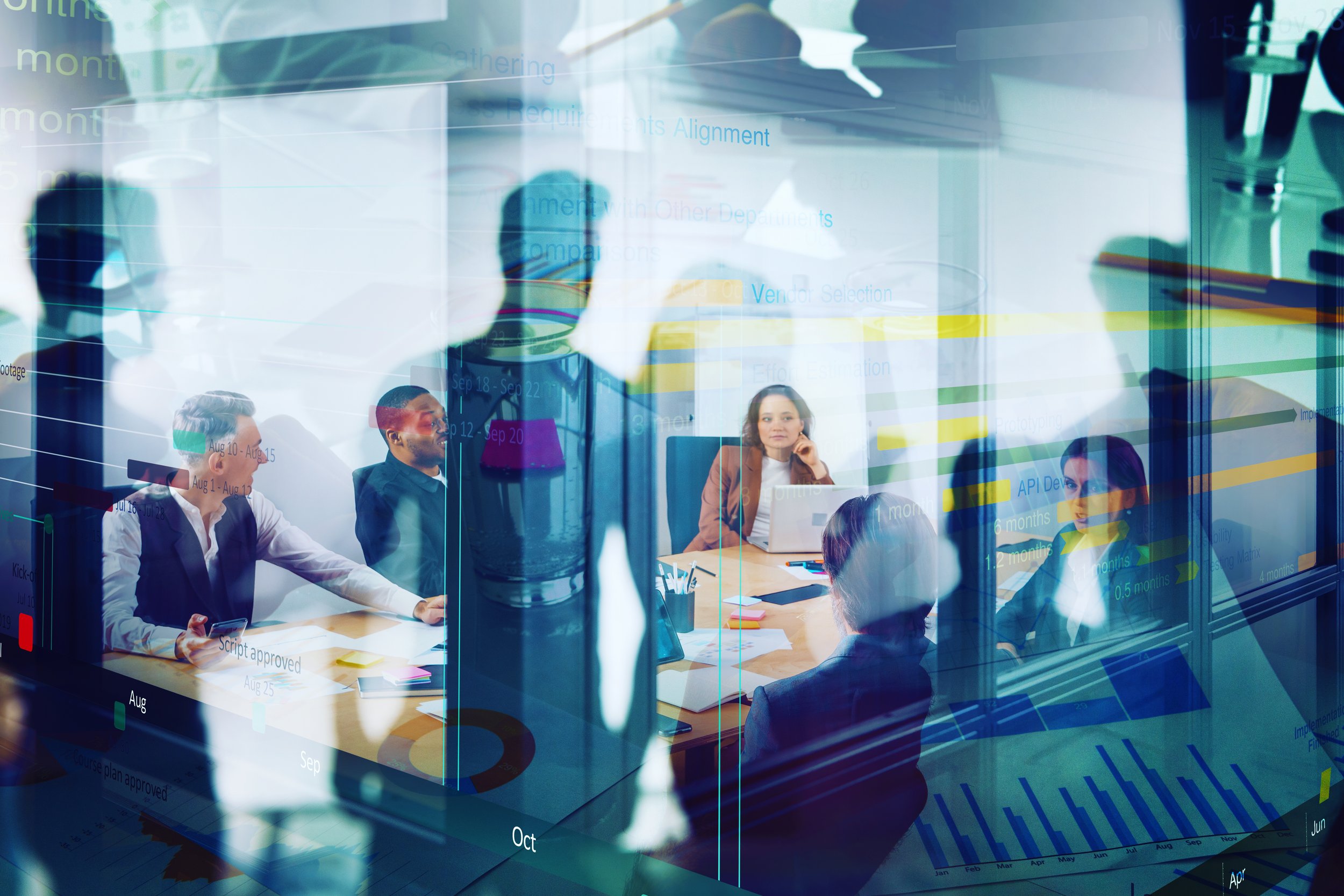 Zespół profesjonalistów dyskutujących przy stole konferencyjnym, reprezentujących usługi prawne w Hiszpanii dla klientów biznesowych i indywidualnych.