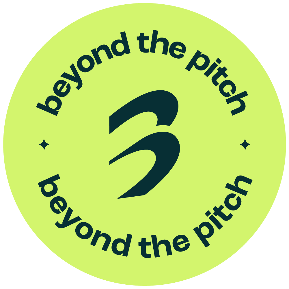 Logo circulaire avec un fond vert clair, contenant le texte "beyond the pitch" en boucle autour d'un grand chiffre 3 noir, avec de petites étoiles.