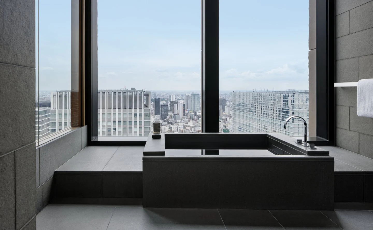 aman_tokyo_city_suite_bathroom.jpg