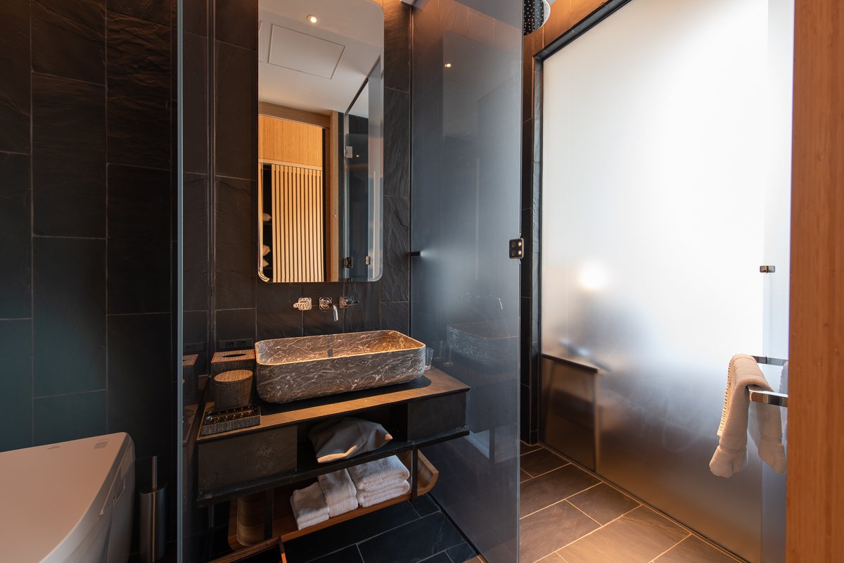 Skye-Niseko-Yotei-West-Penthouse-Interior-Bathroom-LowRes-2.jpg