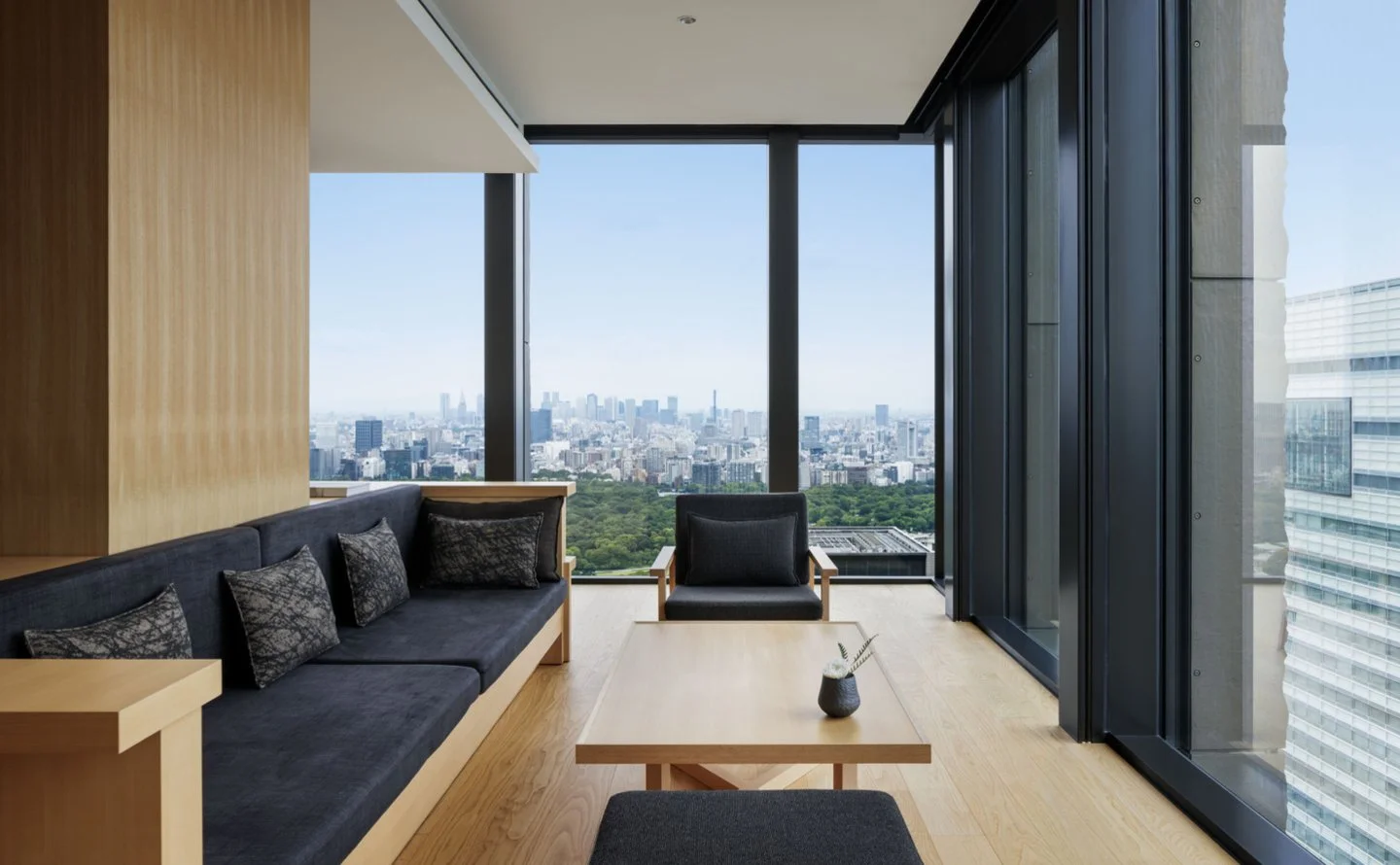 aman_tokyo_aman_suite_lounge.jpg