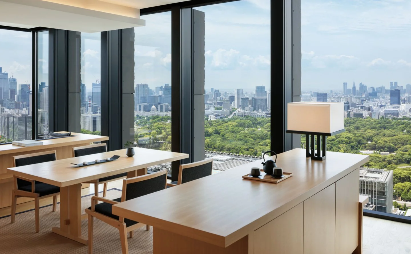aman_tokyo_panorama_suite_dining.jpg