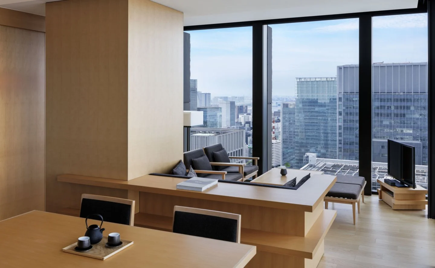 aman_tokyo_panorama_suite_dining_and_lounge.jpg