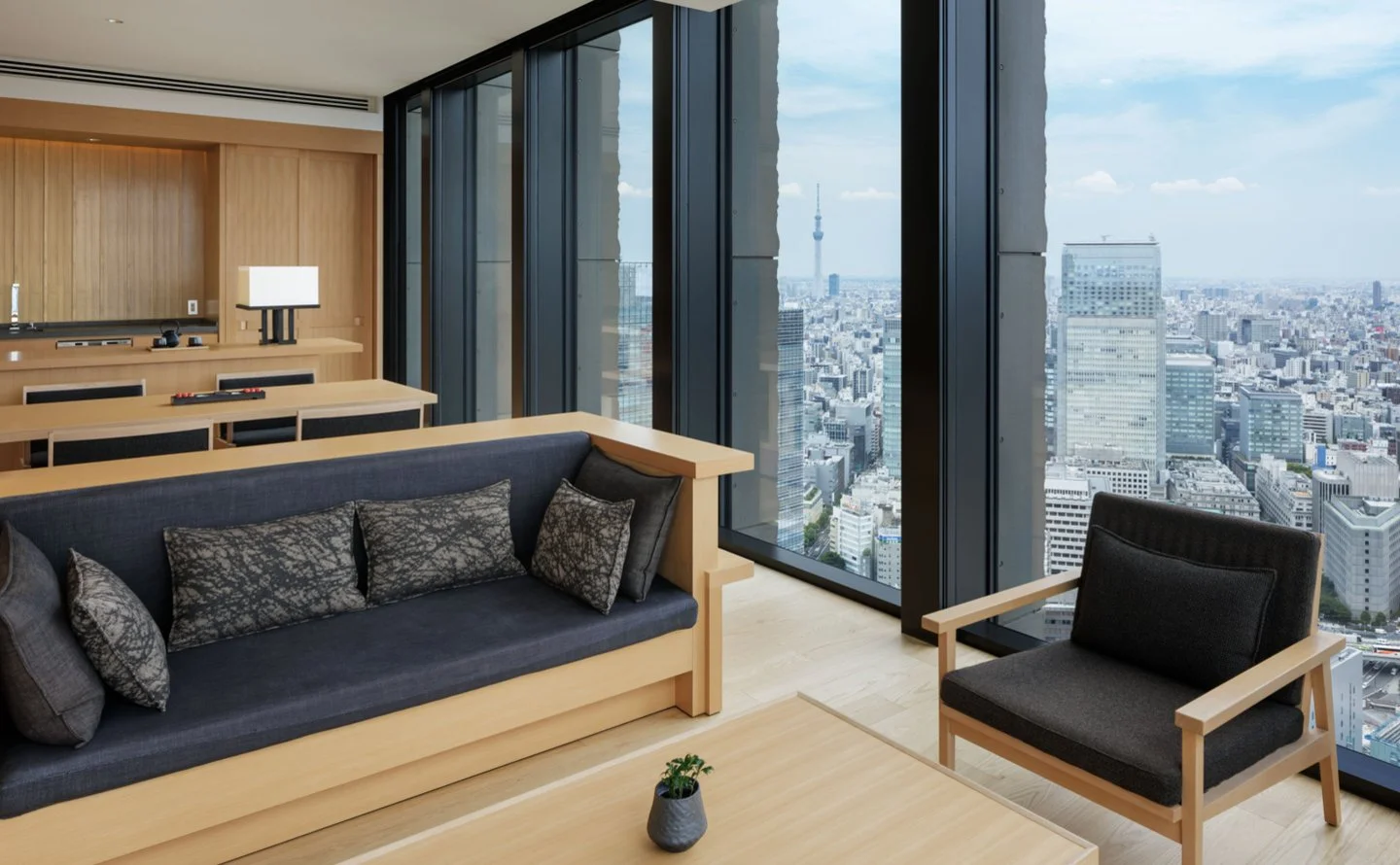 aman_tokyo_panorama_suite_lounge_view.jpg
