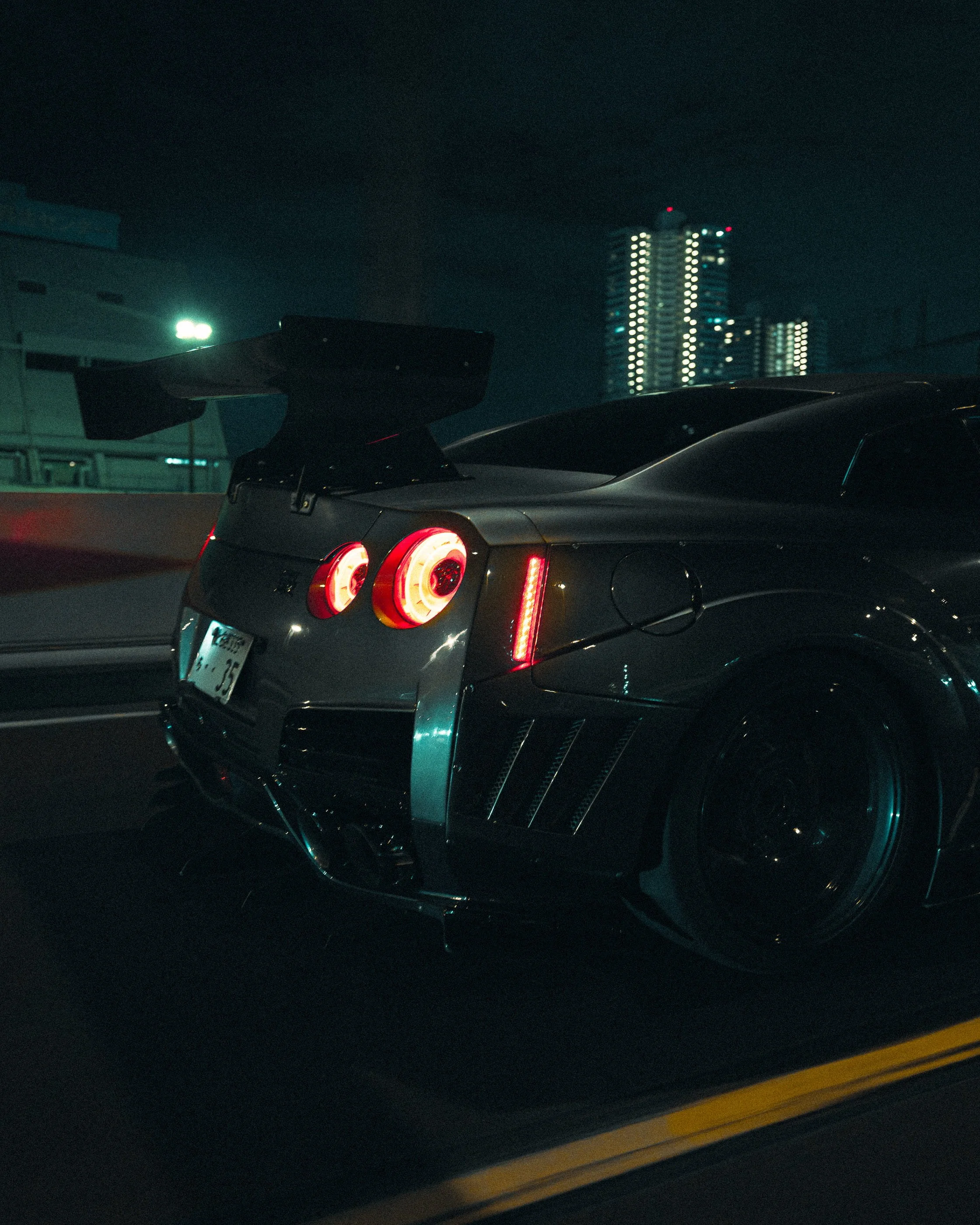 nissan-gt-r-r35-night-rolling-shot-tail-lights-tokyo-street-reiko (2).jpg