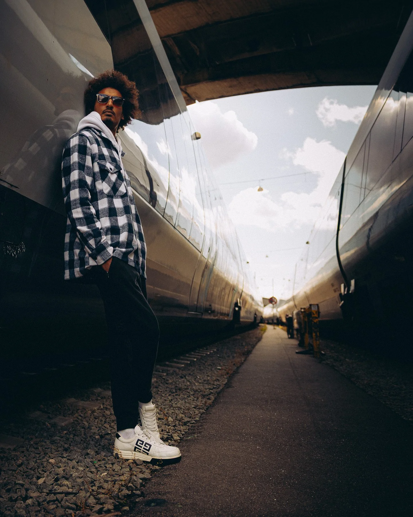 tallinn-urban-style-portrait-train-tracks-streetwear.jpg