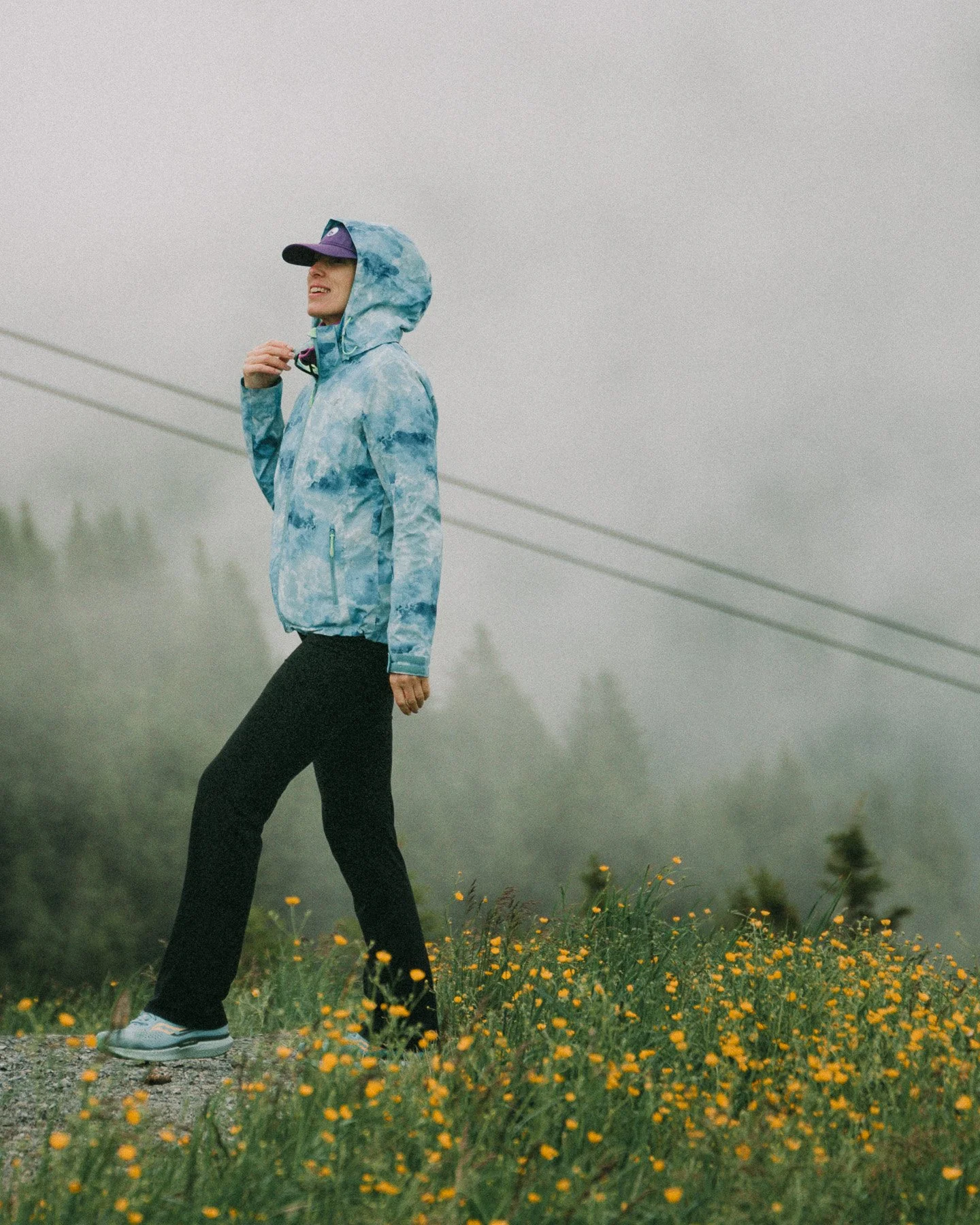 outdoor-lifestyle-woman-sportswear-mountain-mist.jpg