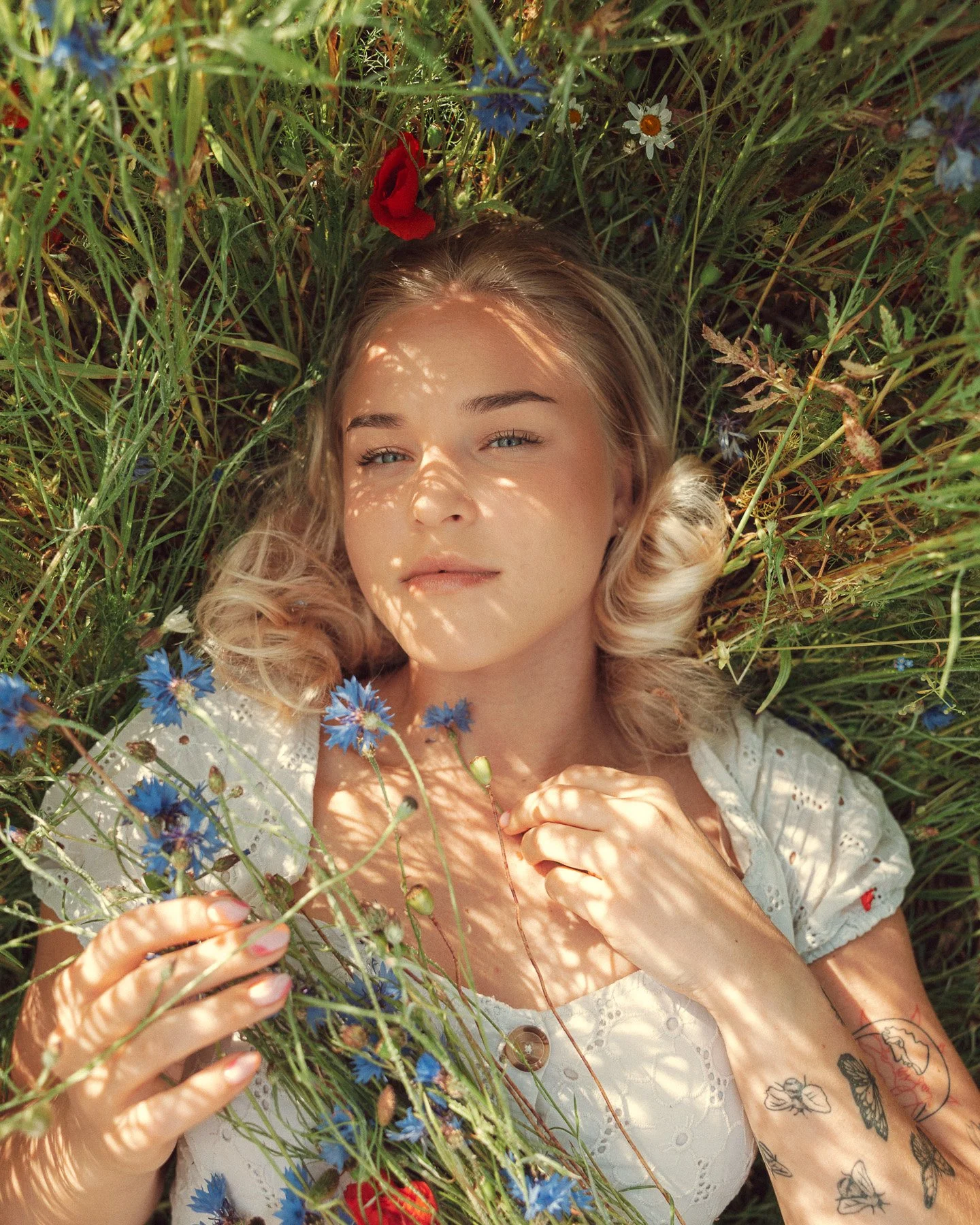 blonde-woman-in-wildflower-field-summer-portrait-natural-light-reiko-photography.jpg