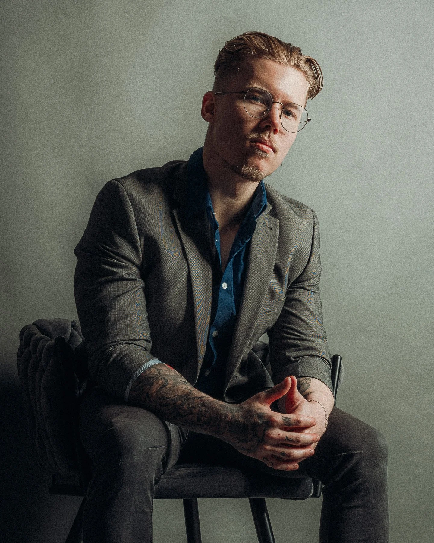 studio-male-portrait-tattooed-man-suit-chair.jpg