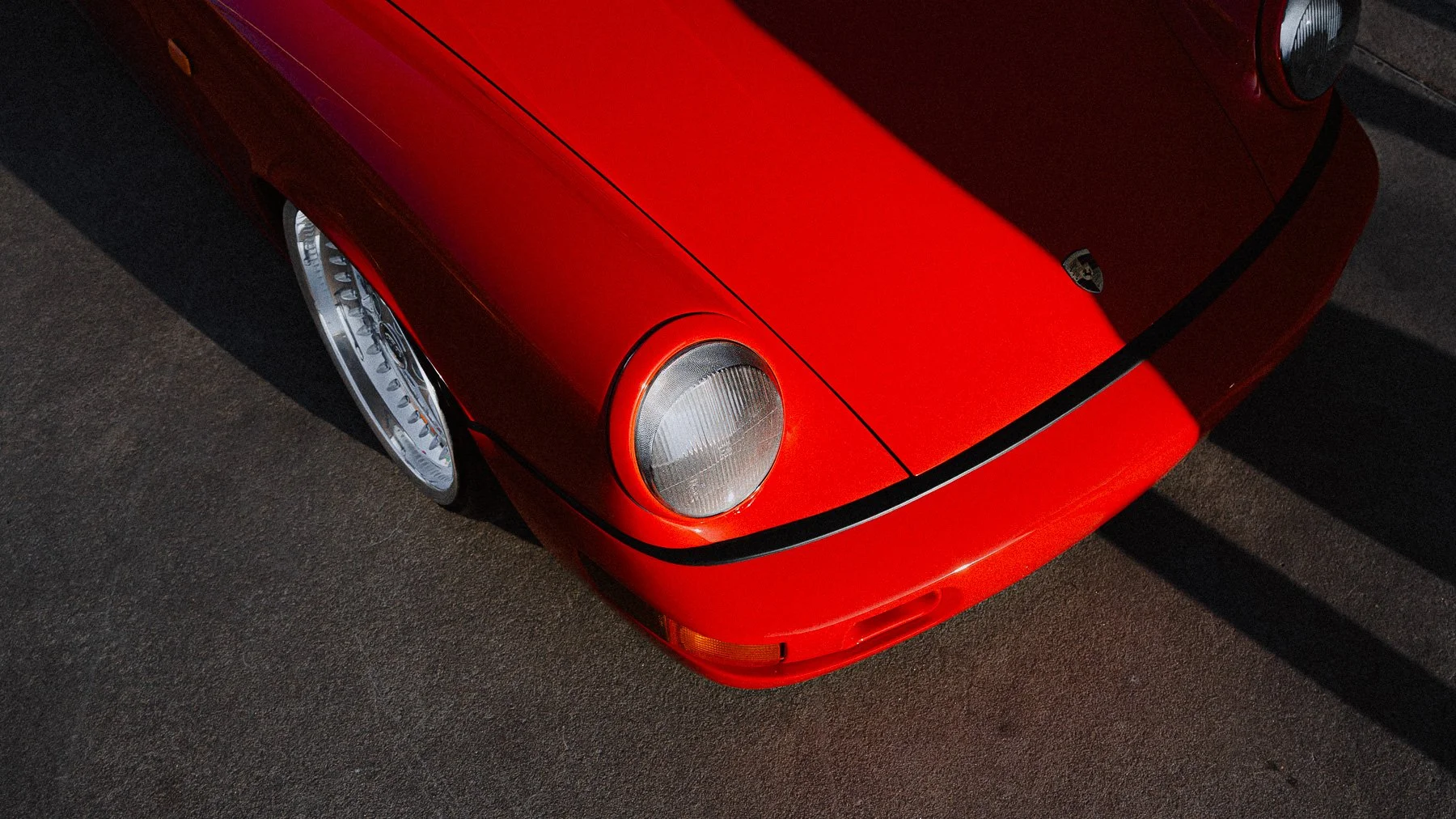 porsche-964-red-topdown-detail-light-shadow-classic-reiko.jpg